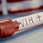 Científicos chilenos logran frenar multiplicación del VIH a nivel celular