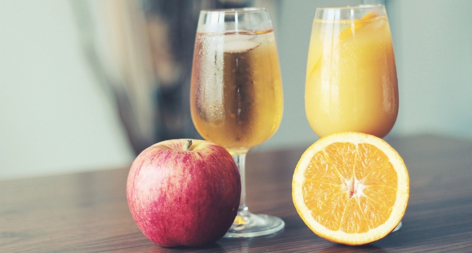 ¿Comerse la fruta entera sigue siendo más saludable que beberse su zumo? Sí aunque éste lleve pulpa