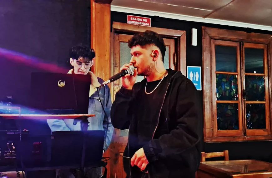 Debut en vivo STO: Una noche inolvidable en La Otra Avenida