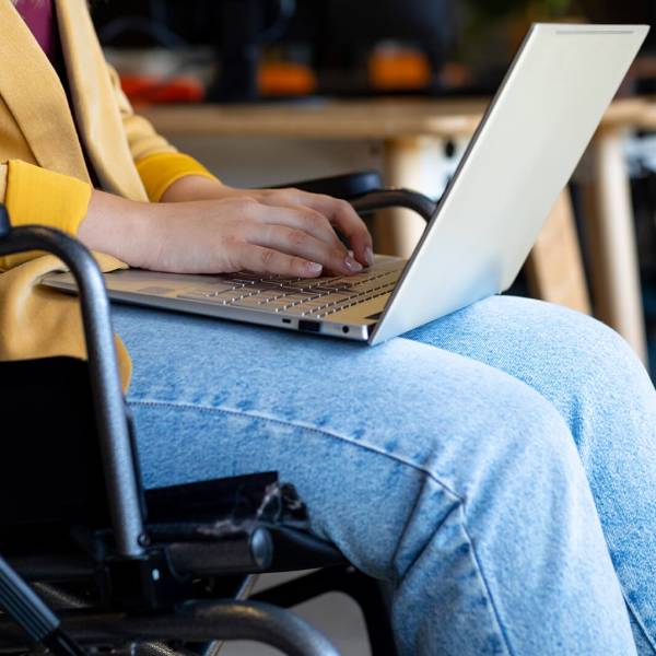 Tecnología para Personas Mayores: ¿Puede la IA Hacer la Diferencia?
